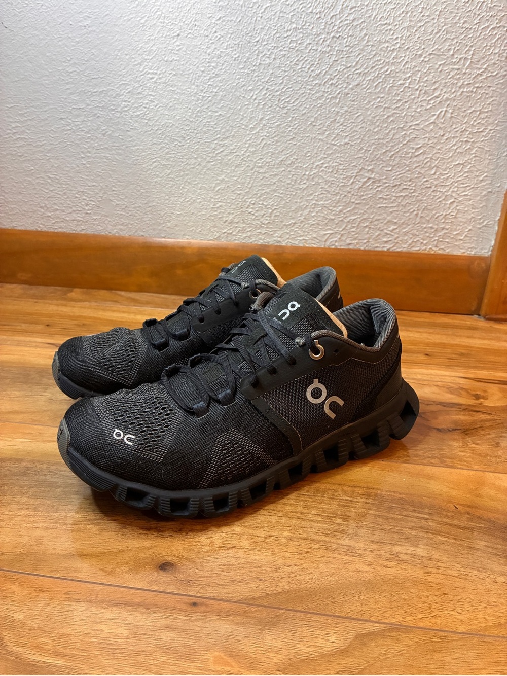 On Cloud X Women’s Athletic Running Training Sneaker Shoes, black - size 6